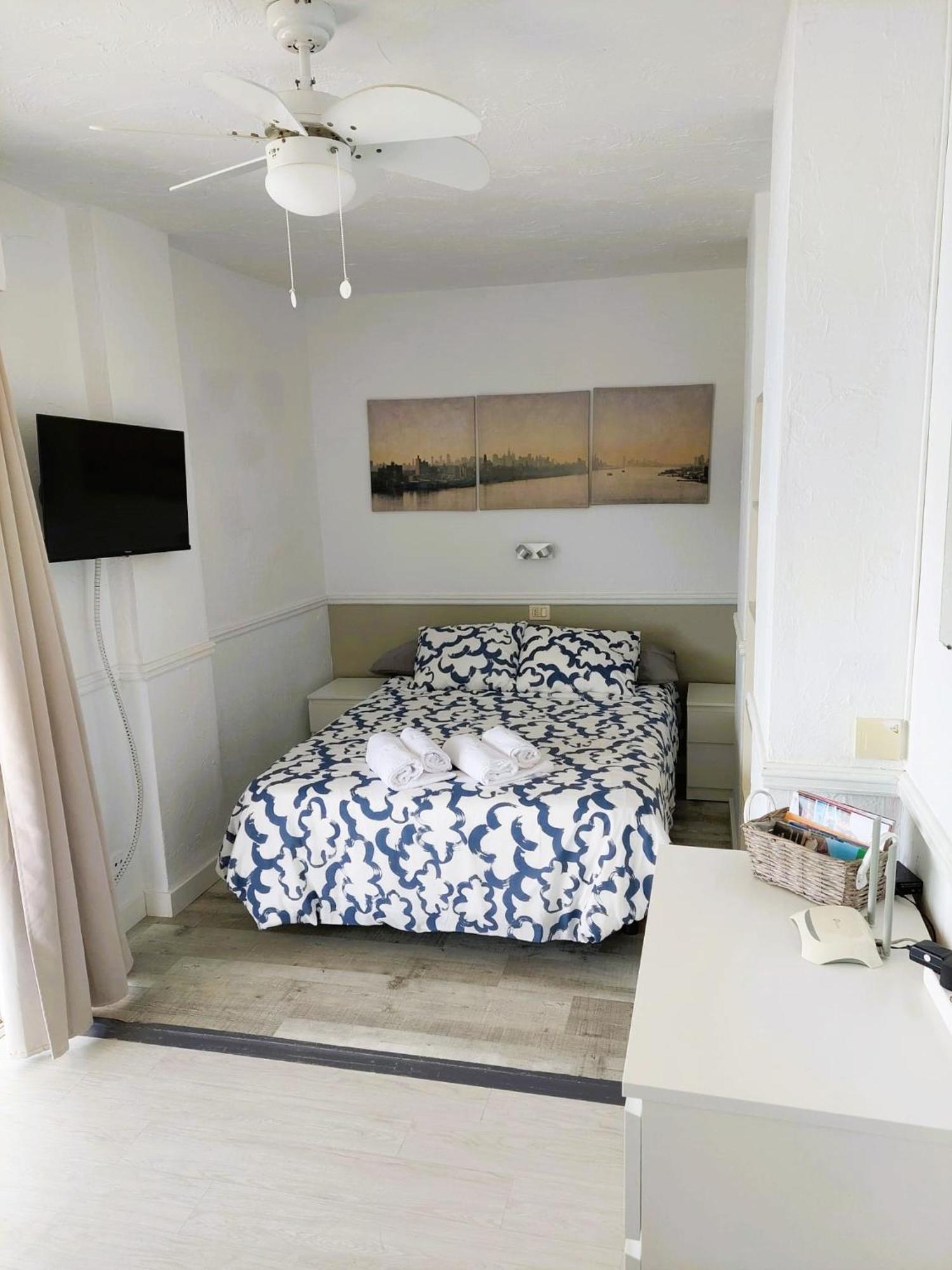 Frontal Ocean View Torres Del Sol Apartment Los Cristianos  Exterior photo